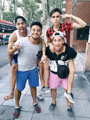 Mairaa_Morenoo's tweet photo. Son unos genios chicos los amo con mi vida 😍💘, me tienen asi 😍😍😍😍 en especial fabri @CasaAlfa01 https://t.co/P7vNfzuoFA