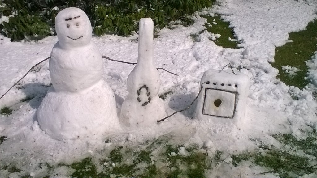 mattyhoule's tweet photo. My snowman, with his snow guitar and snow amp. 😜 https://t.co/7XiY1rda9R