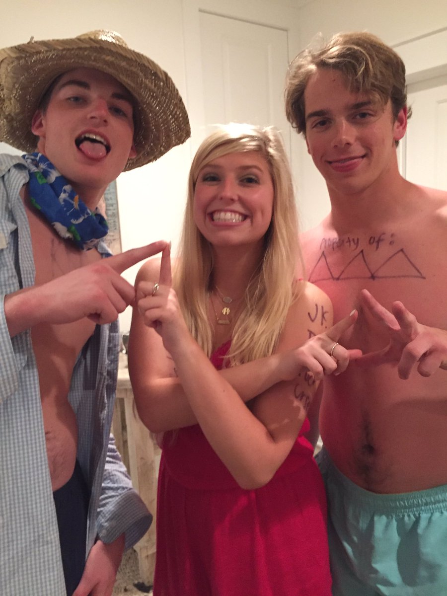 annabesss's tweet photo. happy belated birthday to @tylerstearns42 !!!! #barracuda #dolphriends #goDDD https://t.co/cebDA5bdER