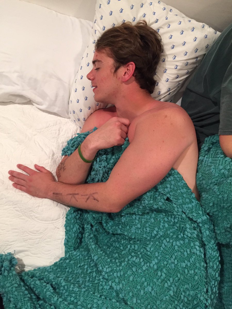 annabesss's tweet photo. happy belated birthday to @tylerstearns42 !!!! #barracuda #dolphriends #goDDD https://t.co/cebDA5bdER