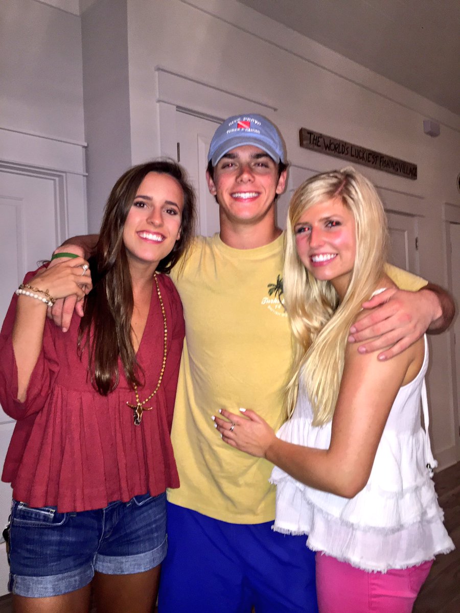 annabesss's tweet photo. happy belated birthday to @tylerstearns42 !!!! #barracuda #dolphriends #goDDD https://t.co/cebDA5bdER