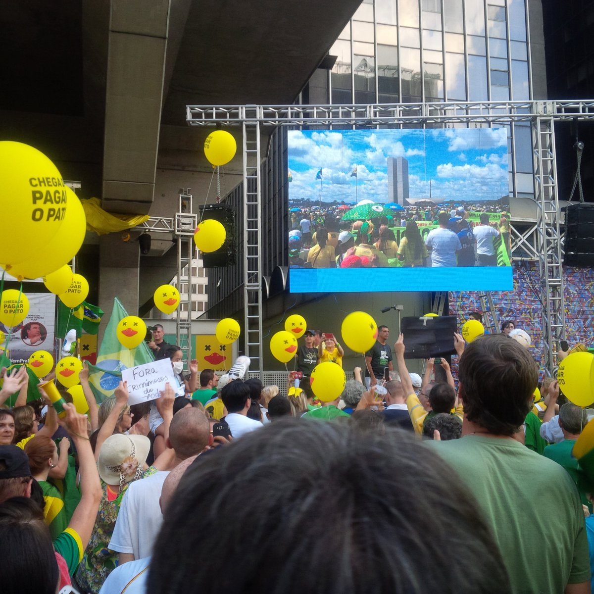 claudiabistao's tweet photo. #VemPraRua pq a rua é a maior arquibancada do Brasil #MuroDaVergonha https://t.co/phC5reQFtj