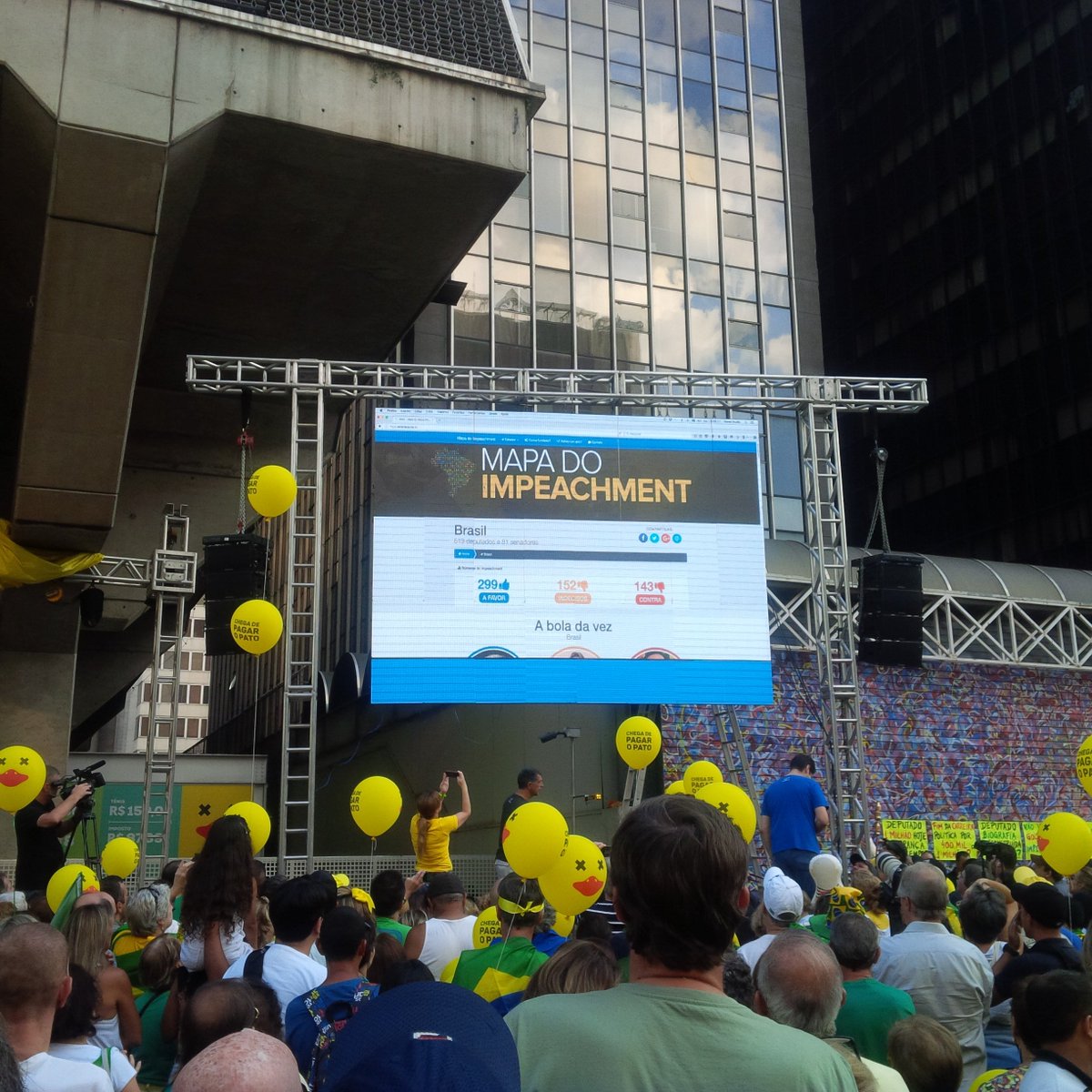 claudiabistao's tweet photo. #VemPraRua pq a rua é a maior arquibancada do Brasil #MuroDaVergonha https://t.co/phC5reQFtj