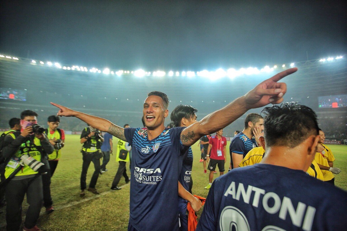 raphaelmaitimo's tweet photo. Championssss oleeeee! @AremafcOfficial #Singotimo https://t.co/aVDL16Zp5r