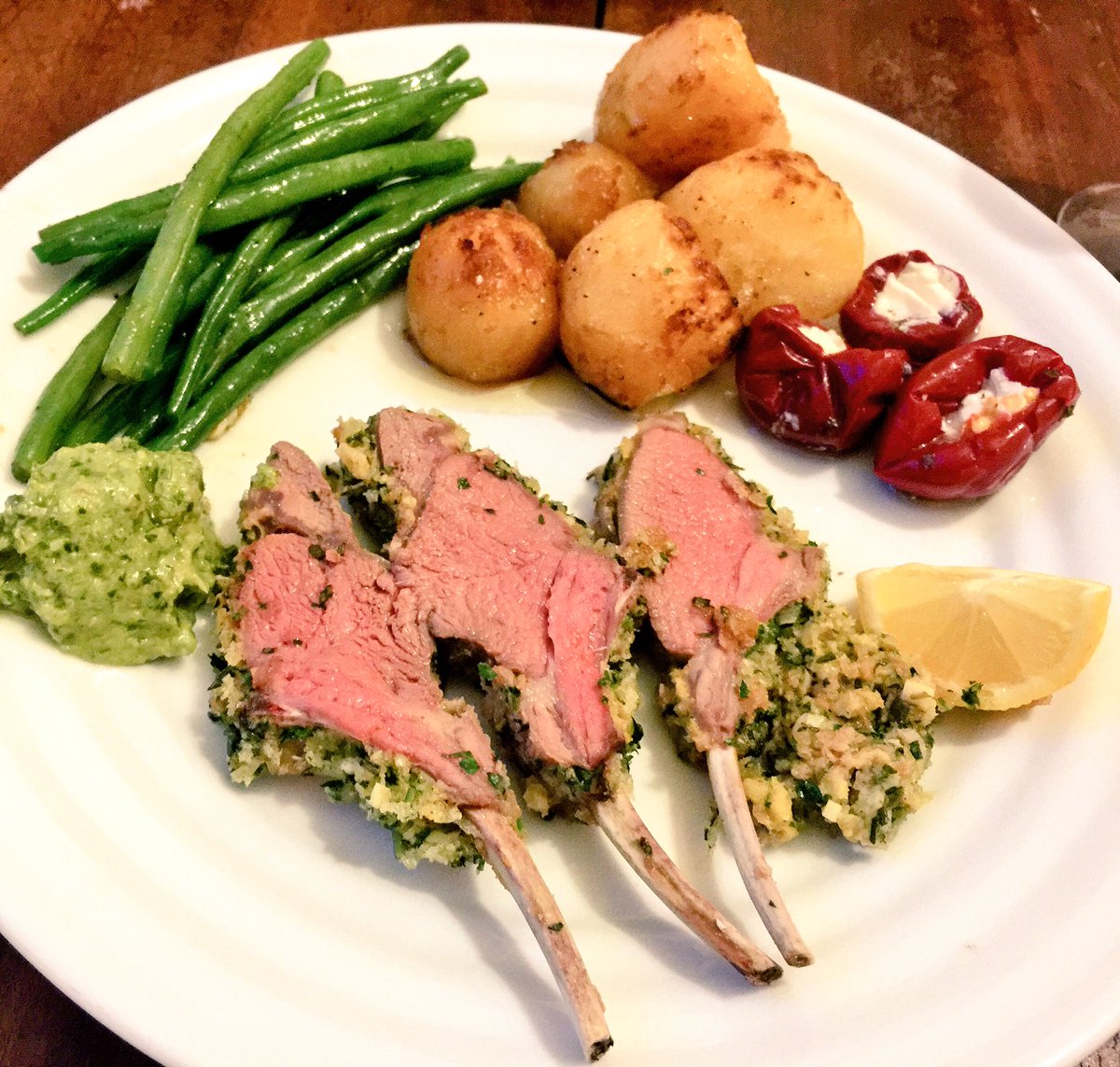 𝖸𝗈 𝖮𝗄𝖺𝖽𝖺 香草パン粉焼きラム作り方 ラムラックを室温に戻し塩胡椒 マスタードの上に 香草 パン粉 パン粉 ニンニクとローズマリーとパセリのみじん切り オリーブ油 を全面に塗る オーブン170度で25分焼き 10分休ませて切り分ける