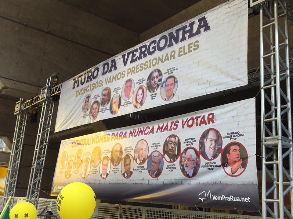 Kenielsantos98's tweet photo. Muro da Vergonha agora na avenida paulista #MuroDaVergonha @JornalOGlobo @NosTrendsBrasil @Estadao @lobaoeletrico https://t.co/kKqBFTzX9u