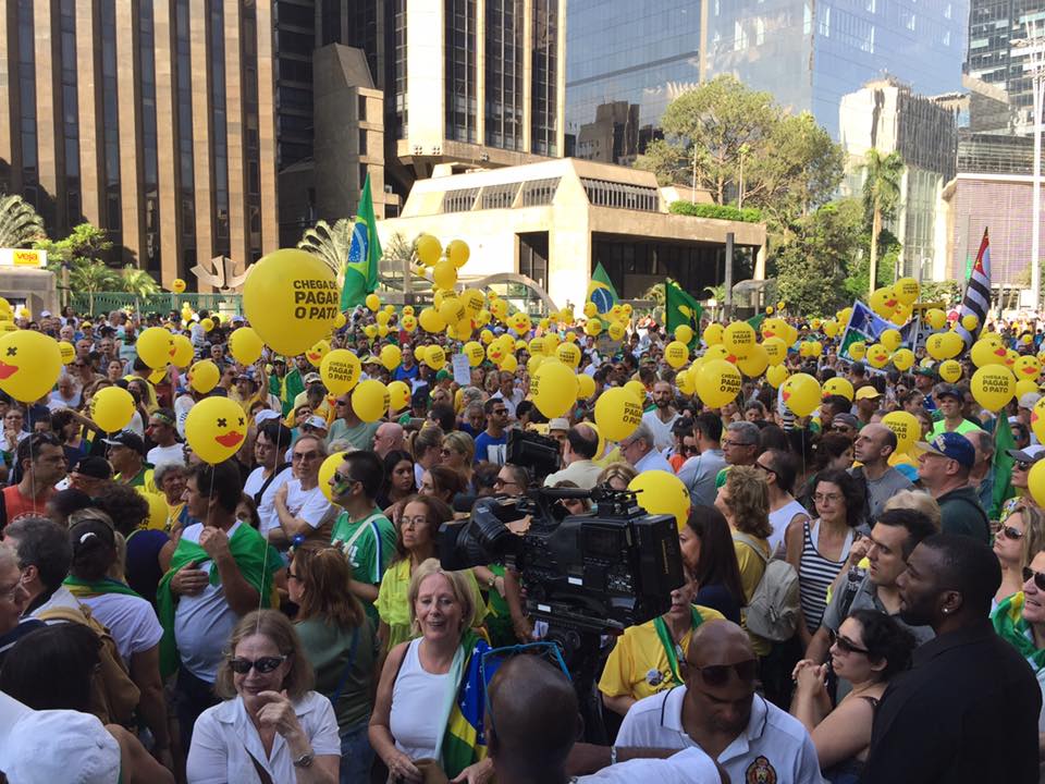 Kenielsantos98's tweet photo. Muro da Vergonha agora na avenida paulista #MuroDaVergonha @JornalOGlobo @NosTrendsBrasil @Estadao @lobaoeletrico https://t.co/kKqBFTzX9u