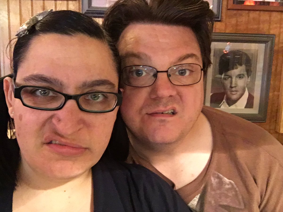 TheSuperSelfie's tweet photo. Elvis #selfie
With @ThorMelsted & @ElvisPresley !!! #jailhouserock #bluehawaii #snarl #fuddruckers #devilindiguise https://t.co/wj5apX8HX2