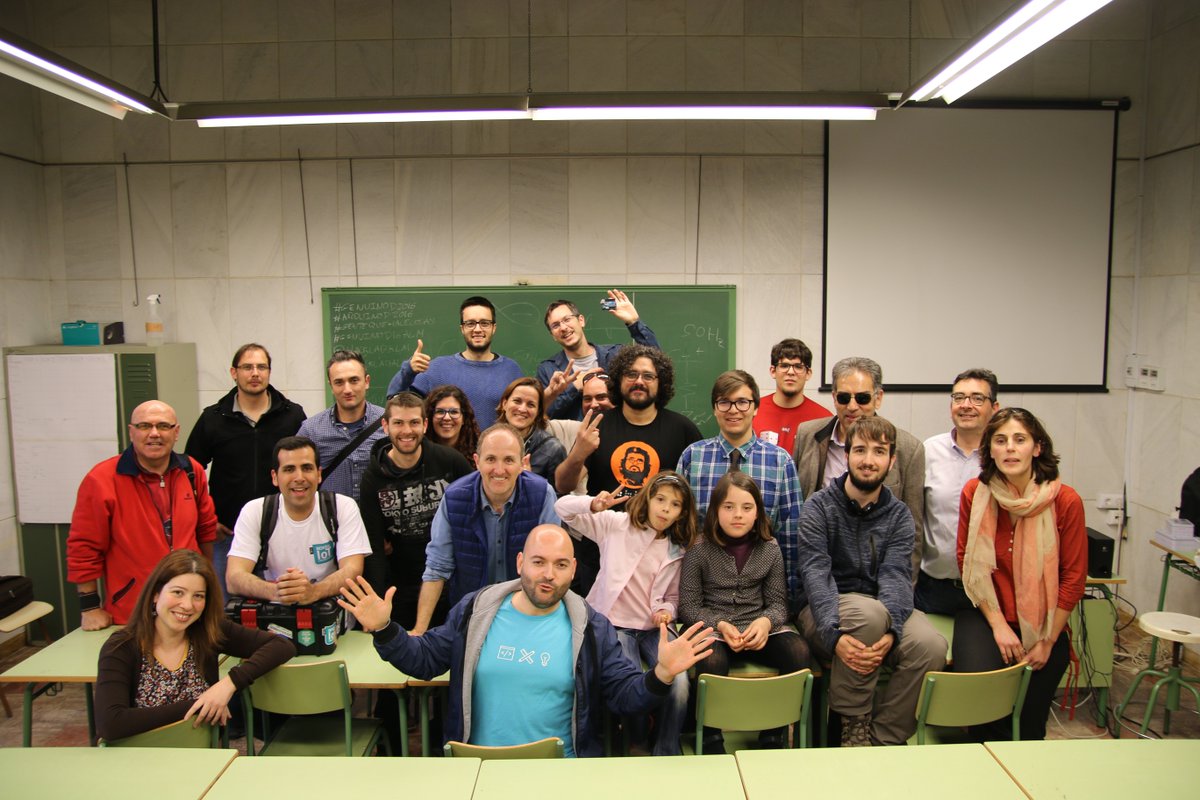 MomandGeekcom's tweet image. ... Y con esta foto damos por finalizado #ArduinoD16  en .@HackLabAl [Foto de @FuertesJG]