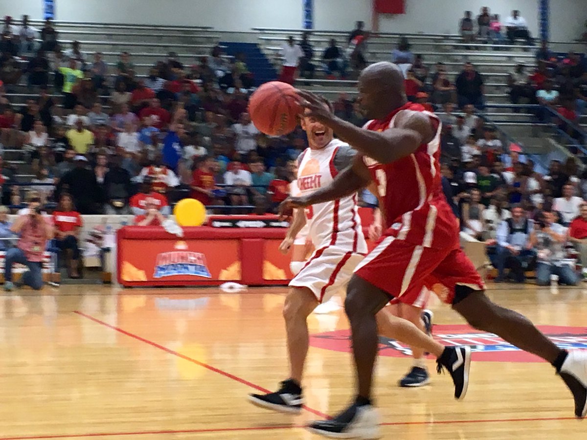 chrissykeyser's tweet photo. Wow - some major basketball skills on the court!!! Great job @terrycrews @chrisbharrison #pros #MunchMania https://t.co/ysyOyxkOls