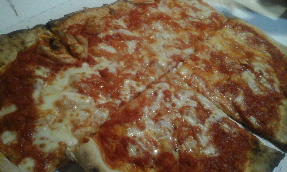 doublesse044's tweet photo. PIZZAAAA!!!!!!!
#pizza #pizzaforever #amolapizza #margherita #buonissima #tuttamia https://t.co/zCjrQYj9T1