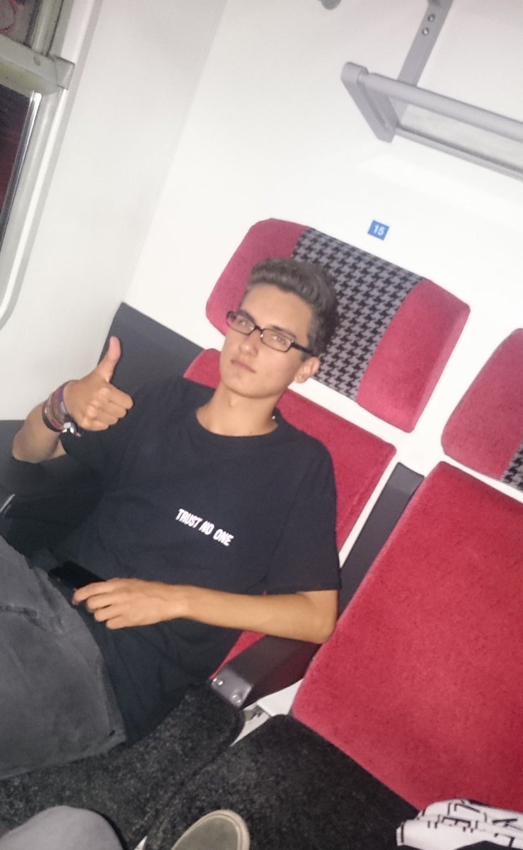 westxberlin's tweet photo. Der 17 jährige Leo findet es gut dass der 18 jährige Leo jetzt 18 ist. Alles Gute @beton_blau https://t.co/9AevdmTAJU