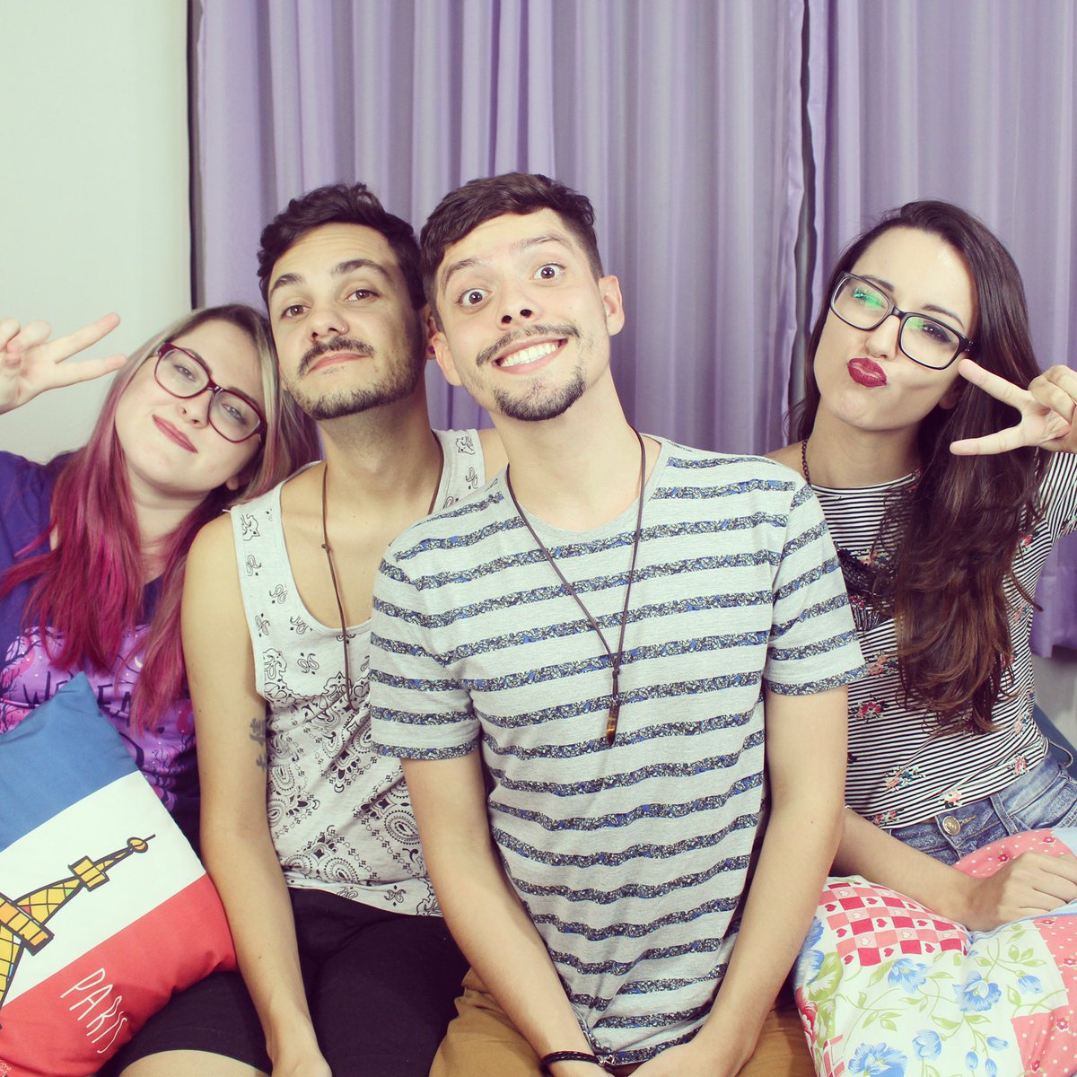 Autores de "O Amor nos Tempos de #Likes". Nosso livro tem previsão de lançamento para o dia dos namorados! 💖📖