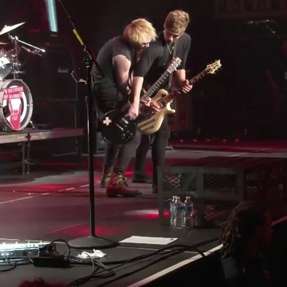 5sosHunFam's tweet photo. Muke 😍 
#BrokenGirl https://t.co/O5TtVaiztW