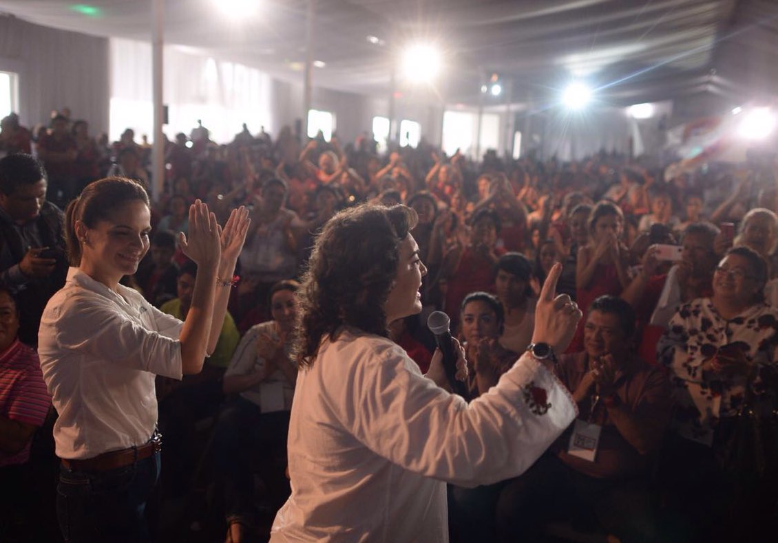 IvonneOP's tweet photo. A @ginaruizcha la conocí mientras ayudaba a sanar, a curar enfermedades y a luchar contra las adversidades. #Cozumel https://t.co/9LczadG7ik