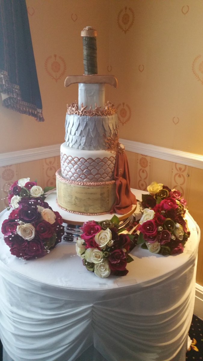 RayBurton66's tweet photo. Awsome wedding cake @GameOfThrones https://t.co/kJBNUo8XTa