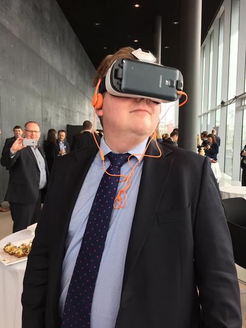 dolgurinn's tweet photo. $1gmundur Davíð akkúrat núna #cashljós #escapingfromreality https://t.co/FnqNqb9us0