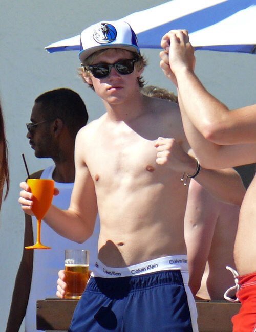 tropicaladeje's tweet photo. BODY

#BestFanArmy #Directioners #iHeartAwards https://t.co/rl4yc8TJ45