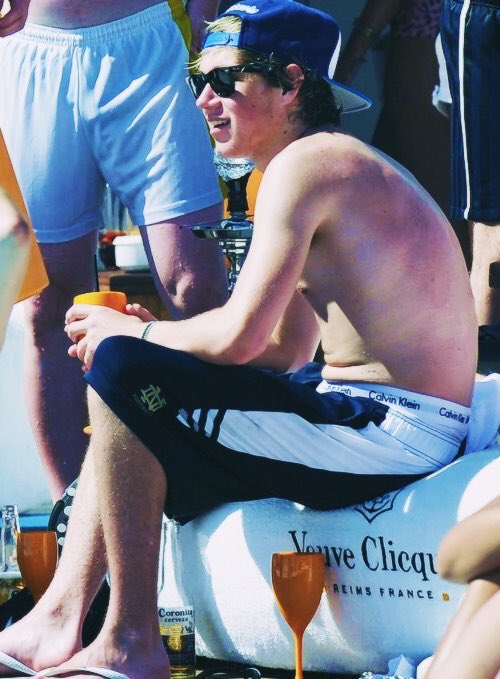 tropicaladeje's tweet photo. BODY

#BestFanArmy #Directioners #iHeartAwards https://t.co/rl4yc8TJ45