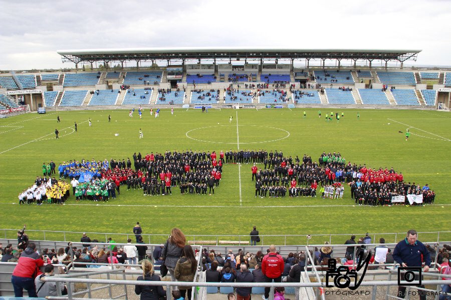 Os dejamos la foto de familia del futuro del fútbol base de Badajoz. #Gracias