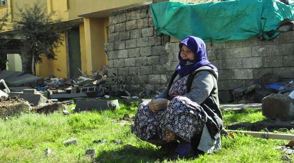 evrenselgzt's tweet photo. #İdil - ‘Oğlum ev yıkılmış gelen gazetecilere çay veremedim ayıp oldu’ - @FiratTopal_ haberi https://t.co/sKUxdPK4EU https://t.co/uPjDi5F23N