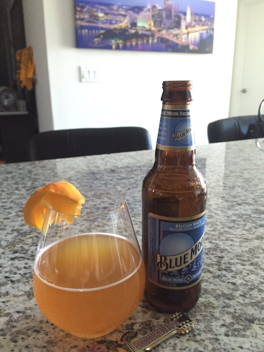 JaimaElaine's tweet image. Reminiscing 2012 Super Bowl with @BlueMoonBrewCo watching @HOBDallas pour hot water on icy stairs #winterfail