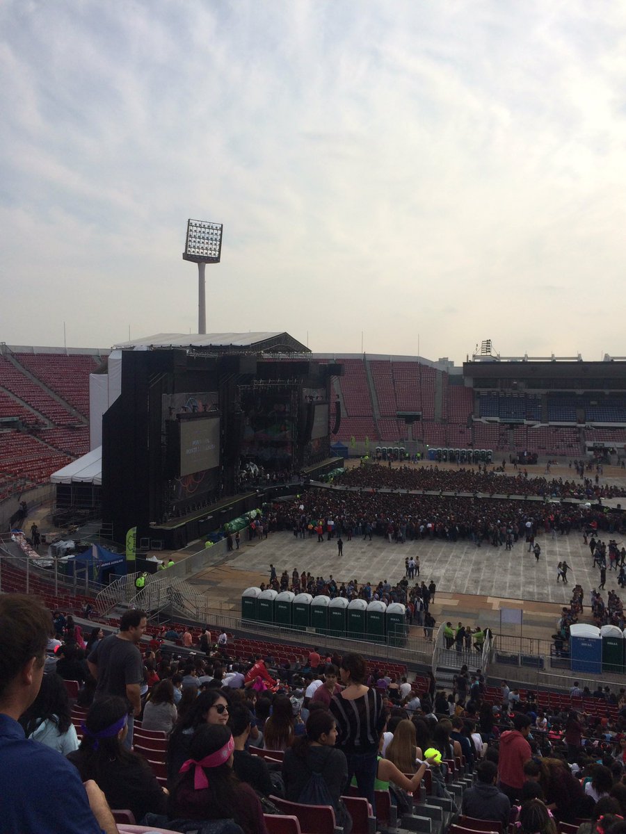 fcab_design's tweet photo. Esperando el concierto #ColdplaySantiago https://t.co/W64YSAf8oh