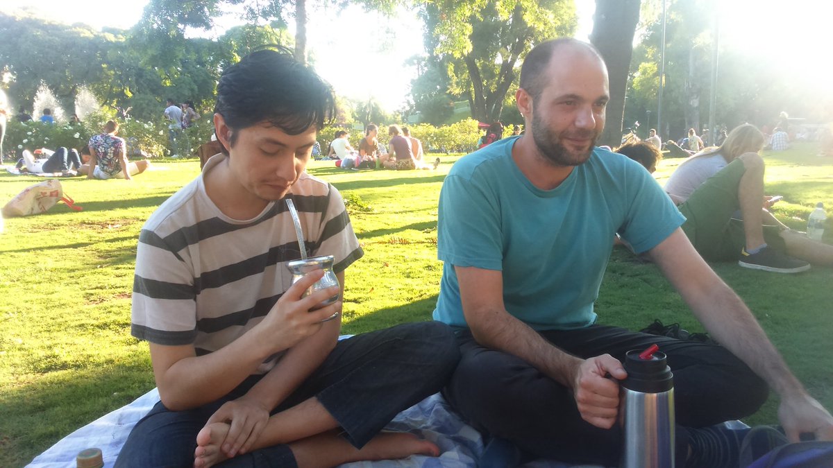 ValeriaPretto's tweet photo. Con amigos@s desde #ParqueCentenario haciendo fuerza para que llegue #elmatealguinness #elmateune @casa_demisiones https://t.co/dqGTf8URvR