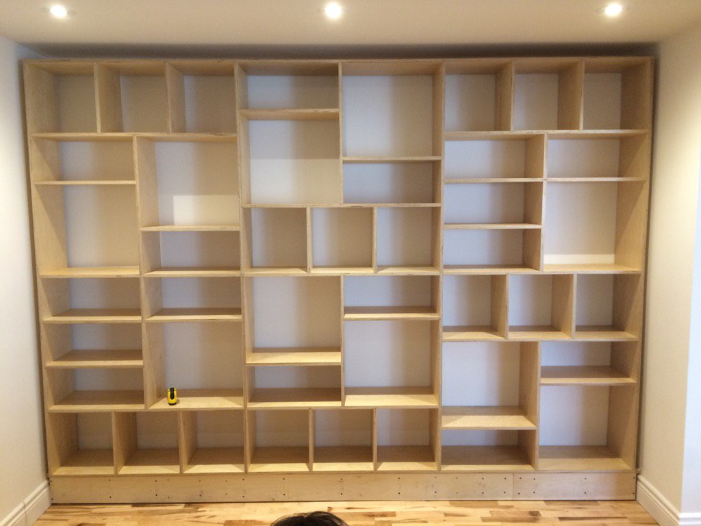 Finally assembled and glued! Just need to fix it on the base and wall now.