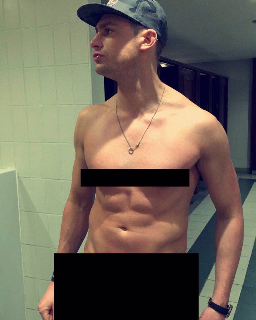 ScottGShore's tweet photo. Out with the lads later, nee pants for me like...pure going commando tonight @TheSnackarchist #Snackarchist #ad https://t.co/ZFBasNZAR8