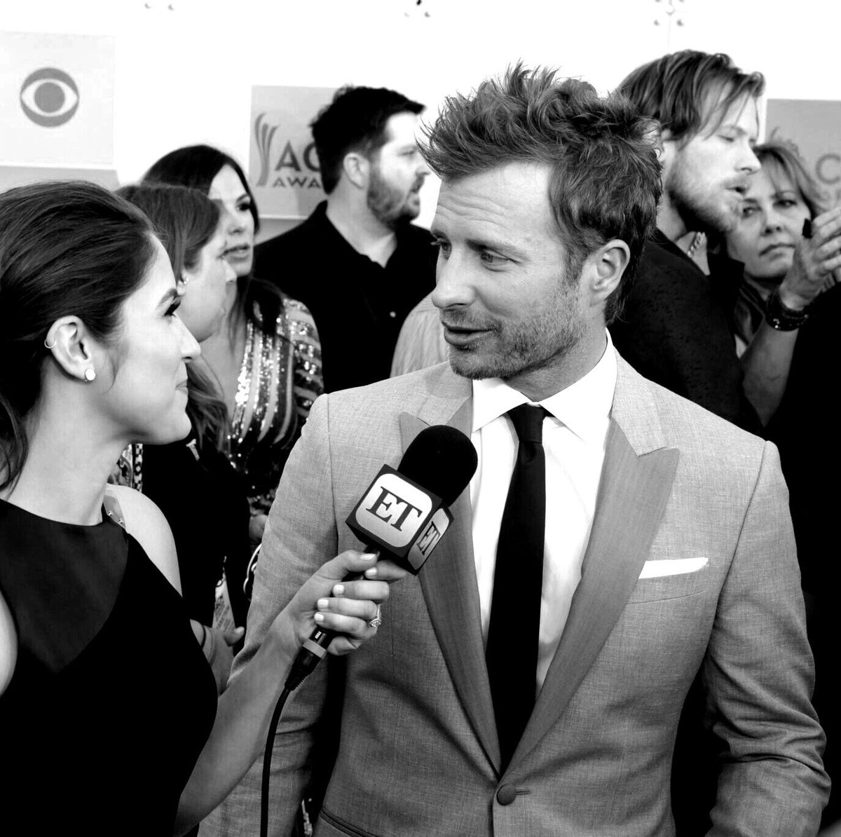 AppleMusic's tweet photo. Chatting it up on the red carpet! 
10 minutes till showtime...
@ACMawards #ACMs
@DierksBentley 😬🔥 https://t.co/yymnG8p45t