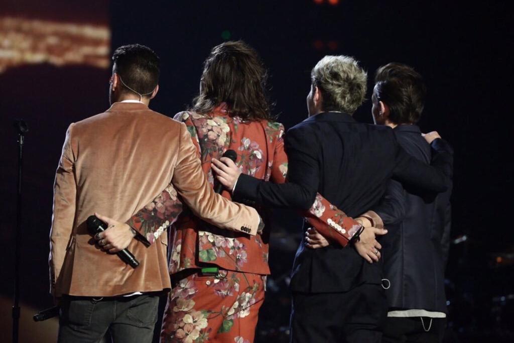 larrypajeros's tweet photo. "i'll make this feel like HOME"
POWER OF DIRECTIONERS 
#Directioners #BestFanArmy #iHeartAwards https://t.co/HMSeaVINwg