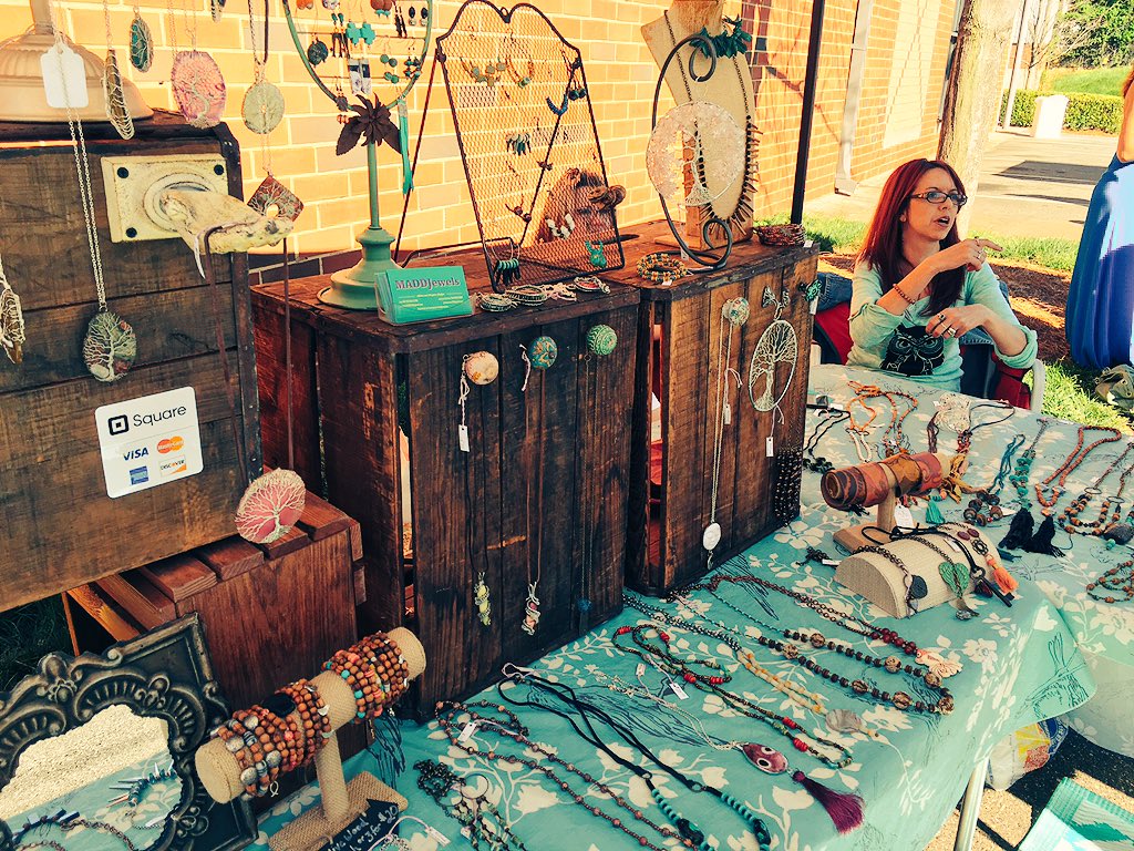 SouthEndCLT's tweet photo. #FrontPorchSunday is going down! Lots of cool local vendors here until 7 pm. 2151 Hawkins St next to Sycamore. https://t.co/jO7oGev1c4