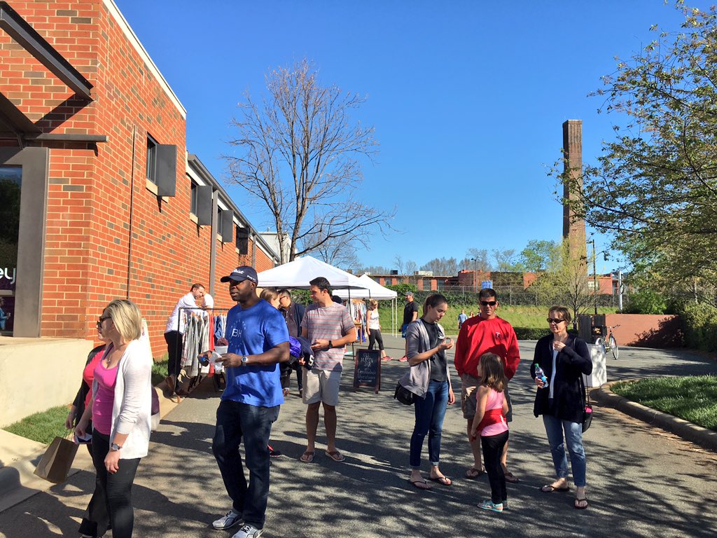SouthEndCLT's tweet photo. #FrontPorchSunday is going down! Lots of cool local vendors here until 7 pm. 2151 Hawkins St next to Sycamore. https://t.co/jO7oGev1c4