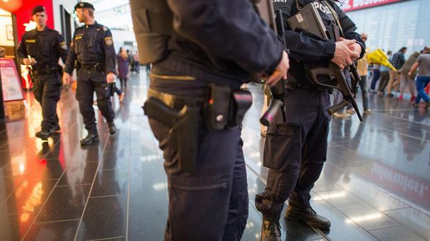 asglobal4's tweet photo. Fuerte operativo policial en la reapertura del aeropuerto a 12 días de los ataques✈

https://t.co/Llf8lcbGGf https://t.co/E09q0eFrQW