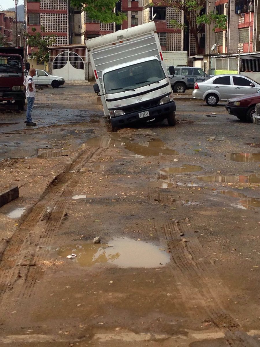 Richagonzalez's tweet photo. @alcaldiadevalencia @miguelcocchiola @Manuelmolina1 @trafficvalencia @Alc_Valencia asi terminan las obras d alcaldia https://t.co/f2kfEvLJ9k