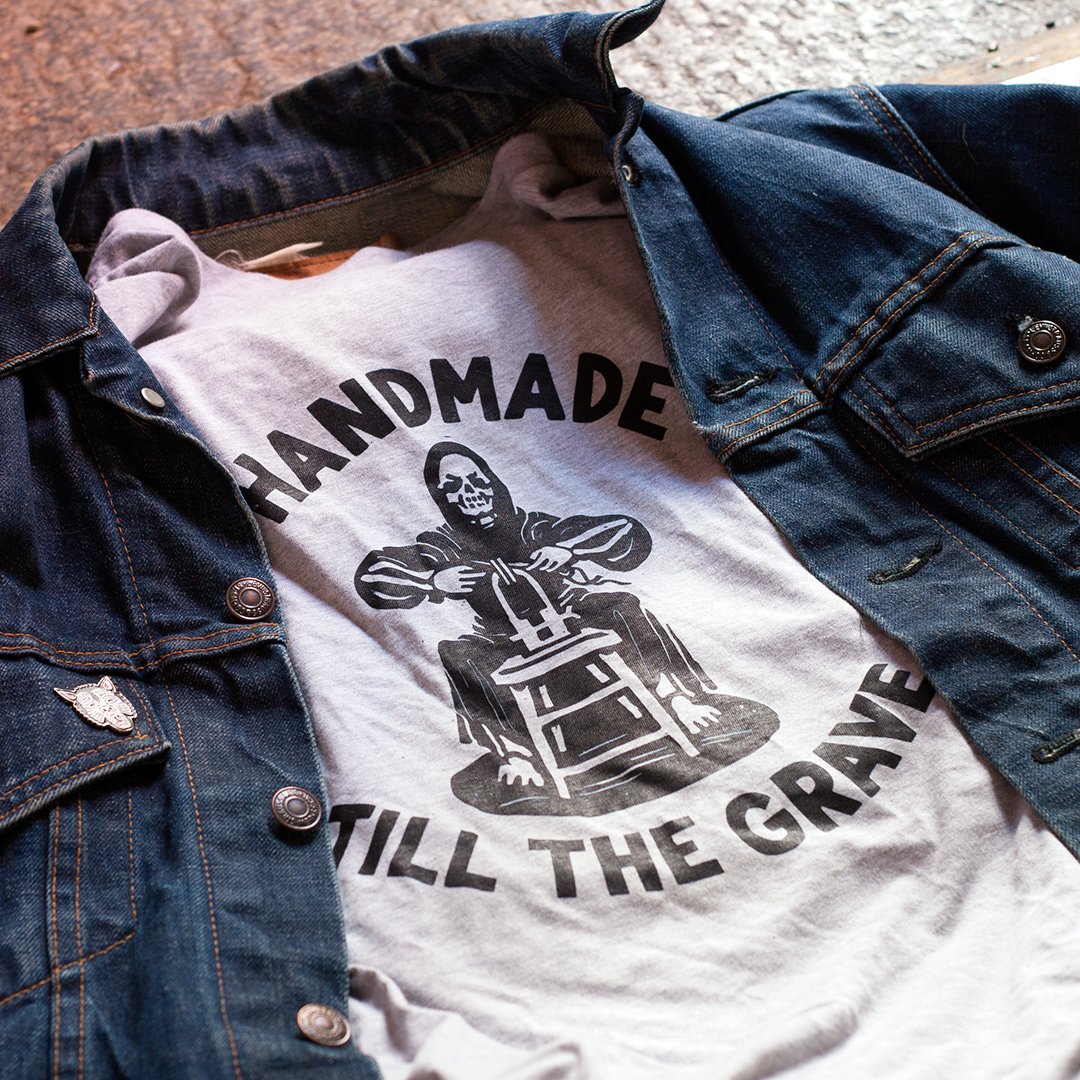 Last couple hours to get pre-order pricing on the 'handmade till the grave' t-shirts! shop.makesupply-leather.com/collections/fr…