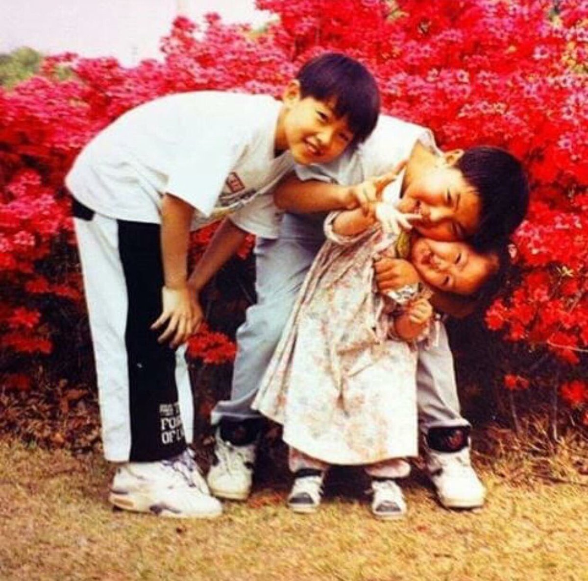 Song Joong Ki Canada Joongki Childhood Photo With His Older Brother And Younger Sister Lt Cto Gt T Co Auydbz0s1y Twitter