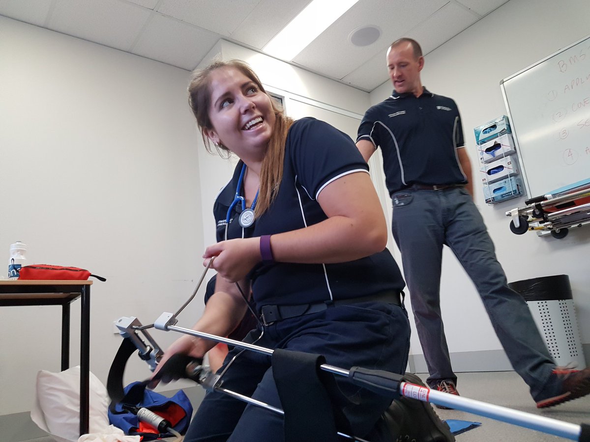 ParamedicElle's tweet photo. Refresh on traction splinting in #bms327 this morninng https://t.co/i1VIw55EPc