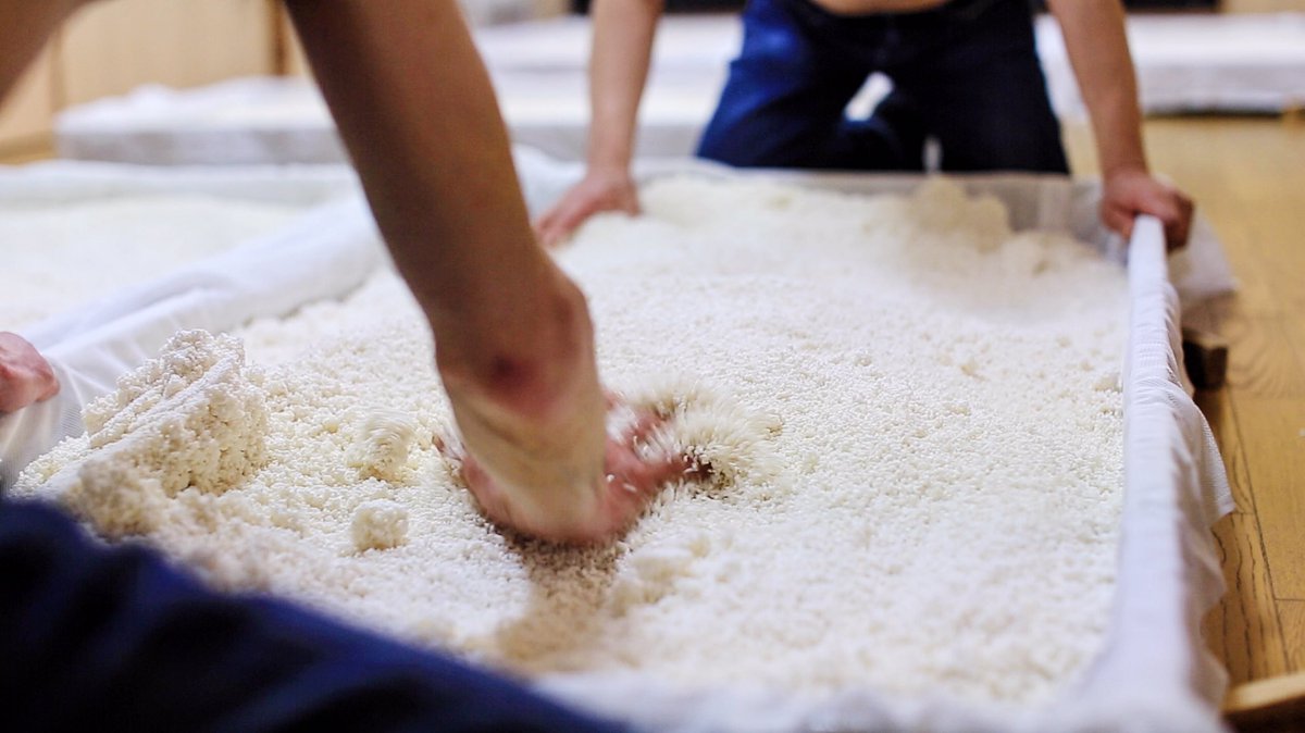 ByronTalbott's tweet photo. Sake brewers cooling down the rice after the Koji mold growth stage. Amazing to see and taste. #ANAByDesign #Ad https://t.co/w7bItV2mDF