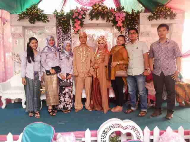 LarasRahandini's tweet photo. #LatePost #3April2016, Yeni Setiani & Yudi Setiawan, Happy Wedding guys 💐💋 @yudisparrow https://t.co/lg0ieizCsZ