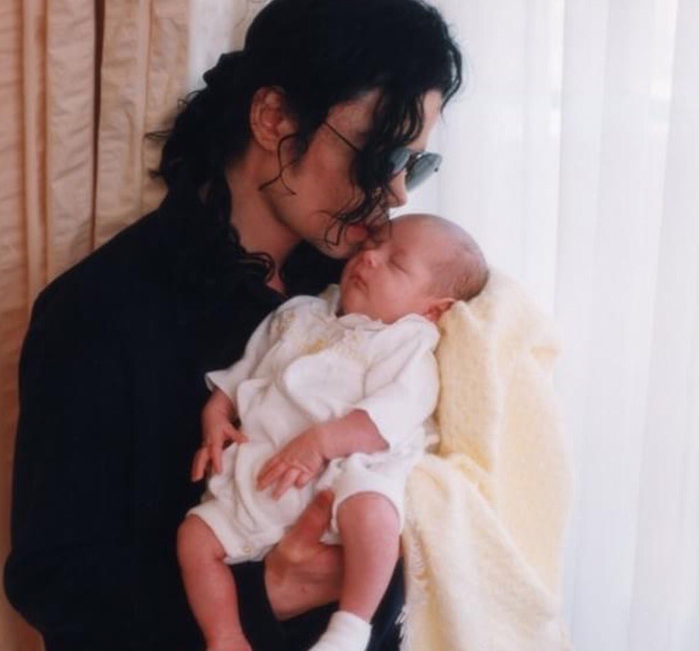 _ForMichael_'s tweet photo. Such a stunning photo💖##
#mjfamily 
#MJ 
#thatisforever https://t.co/WddRx93ara