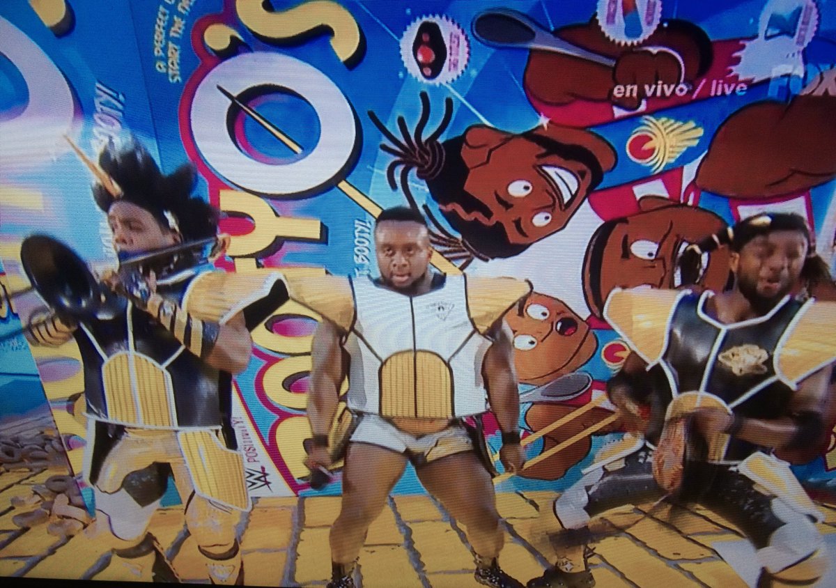 Extraordinerd's tweet image. #Wrestlemania Los integrantes de The New Day salen caracterizados de #Saiyajins 😱