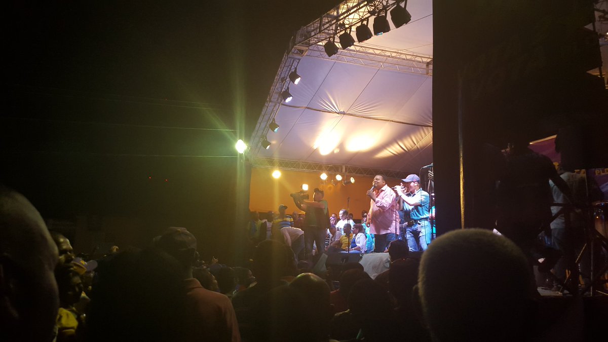 PochyFamiliaRD's tweet photo. El #CocoTour en #Jimani con #AnalfabetaDeAmor https://t.co/AW5LuMIvhP