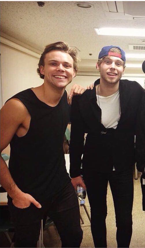 5SOSLocate's tweet photo. I'm tweeting all the pictures on my phone and computer so RT 
NOW OR NEVER FAM
#5SOSFam #BestFanArmy #iHeartAwards https://t.co/HX6RVX5Jys