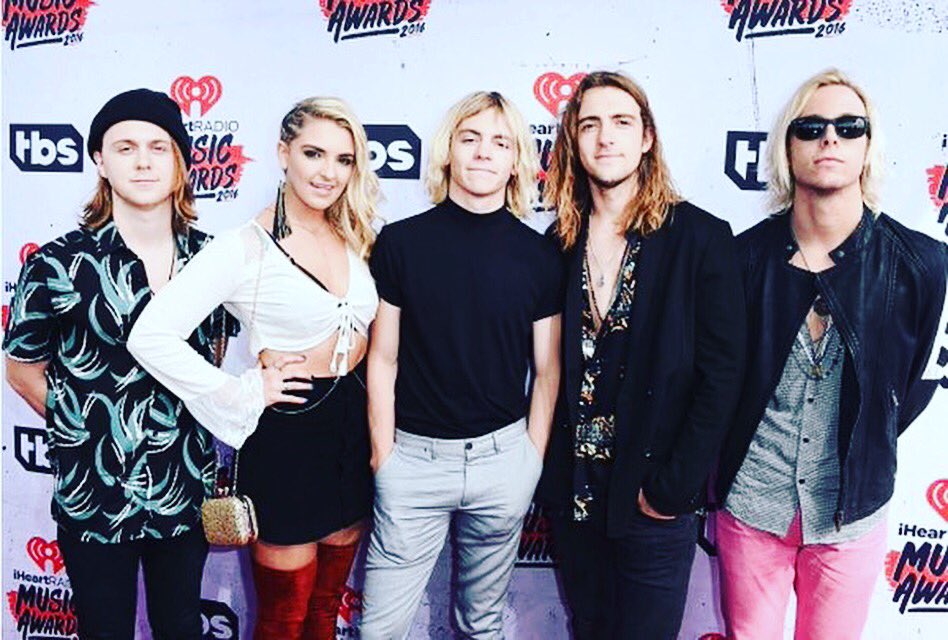 I mean 😍😍 #iHeartAwards <a href="/officialr5/">R5</a>
