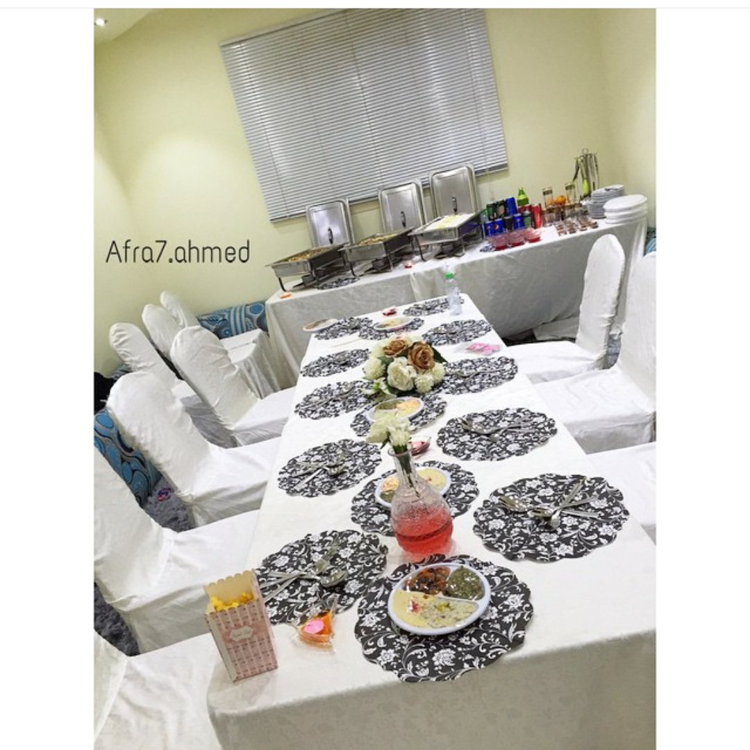 يوجد لدينا طاولات مستطيله صغير وكبيره بأسعار مناسبة للحجز او الاستفسار الاتصال بنا على 0542700451