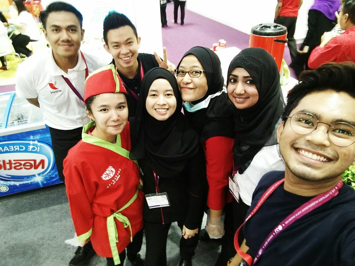 faalyana's tweet photo. first event yg aku dapat team semua malay masok air. gengster. kelakar 😂😂. gonna miss myworkmates. #MIHAS2016 https://t.co/WxNY9DyFn2