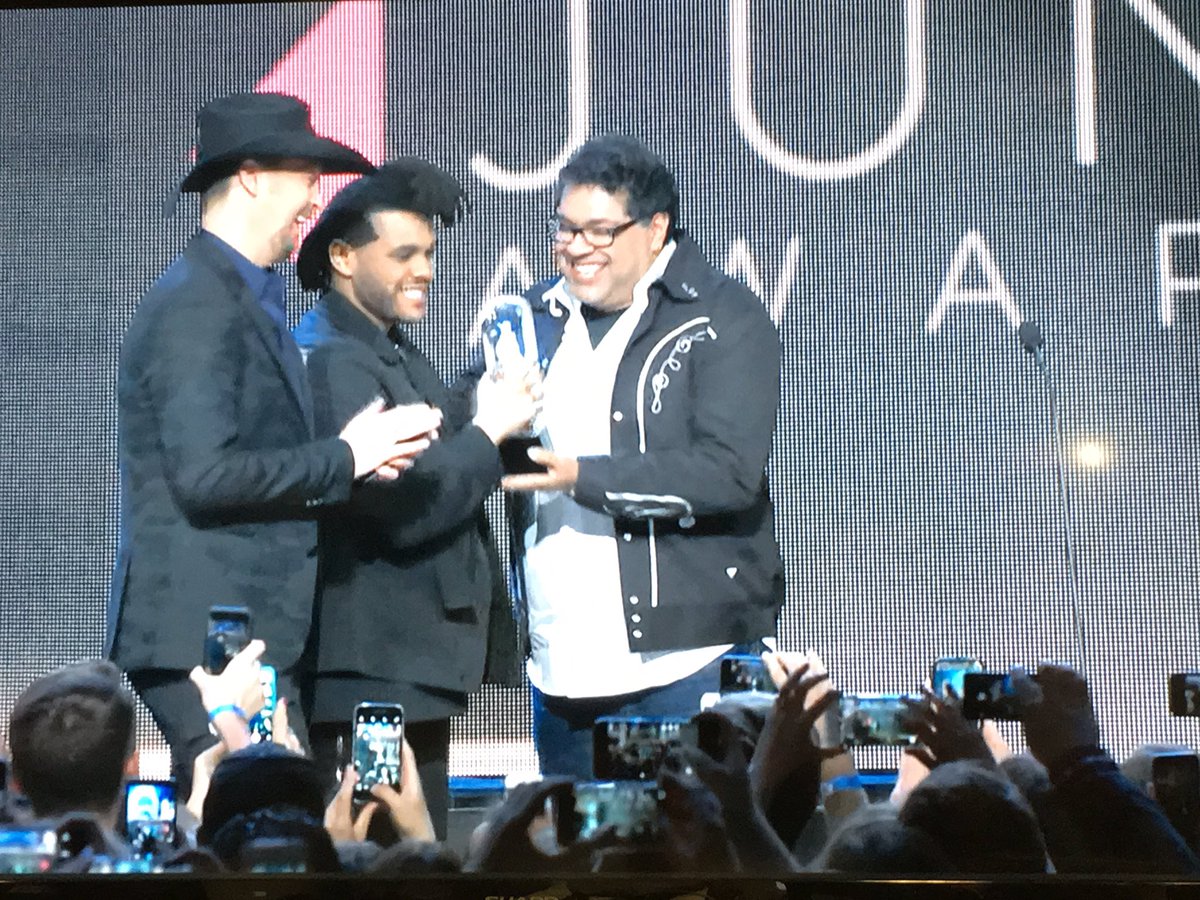 outloudyyc's tweet photo. .@nenshi just presented Album of the Year to @theweeknd. #JUNOS https://t.co/m0zRtSmbaz