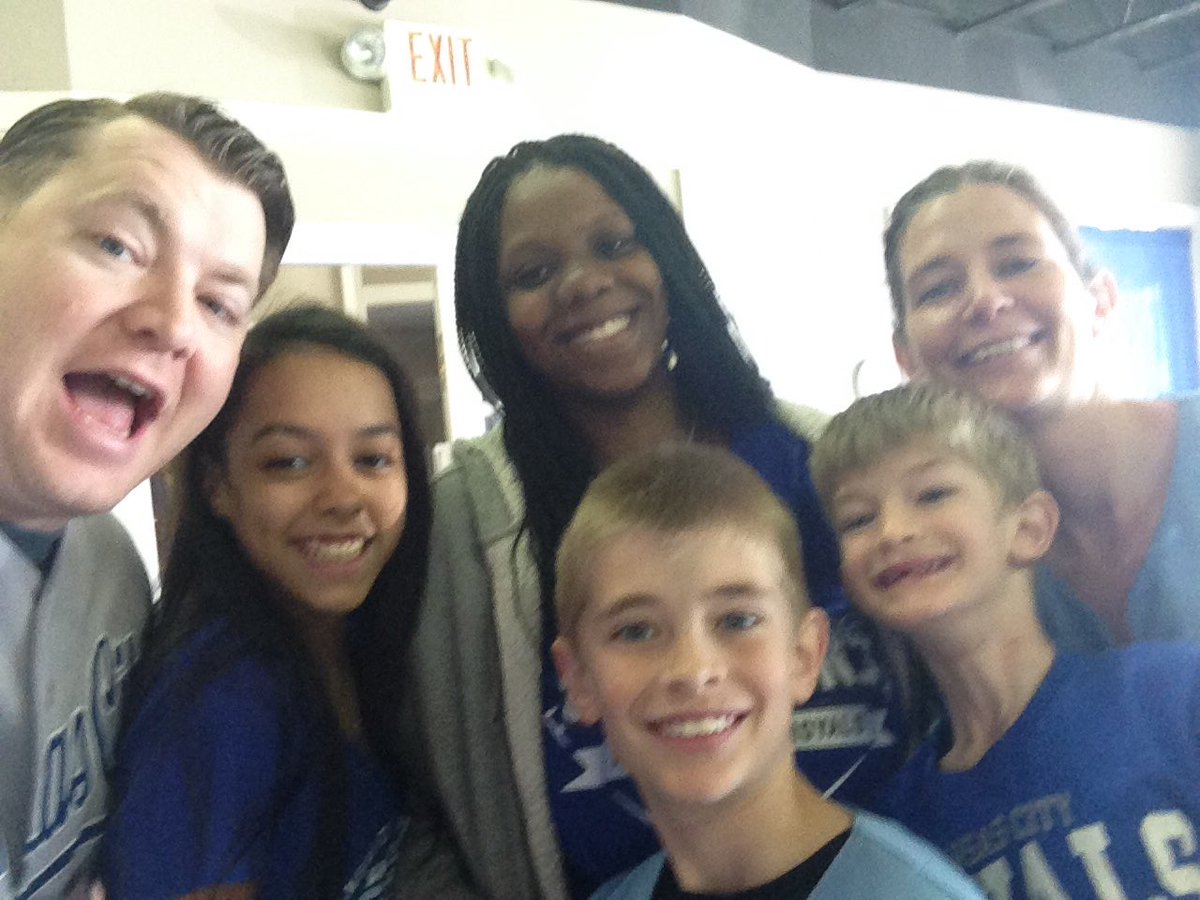 KimOethRN's tweet photo. We are all wearing our Royals gear! https://t.co/idirNDTlj0
